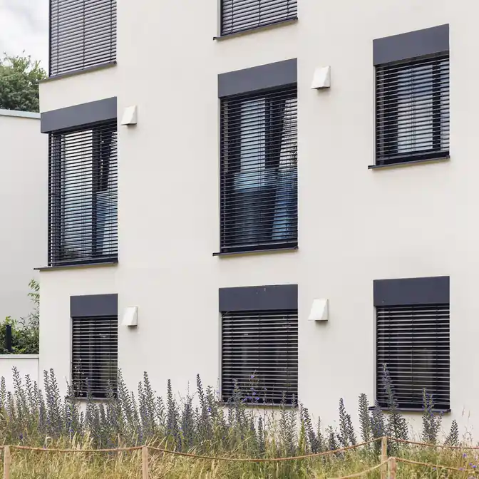 Nowoczesne osiedle z zamontowanymi granatowymi żaluzjami zewnętrznymi w Wejherowie