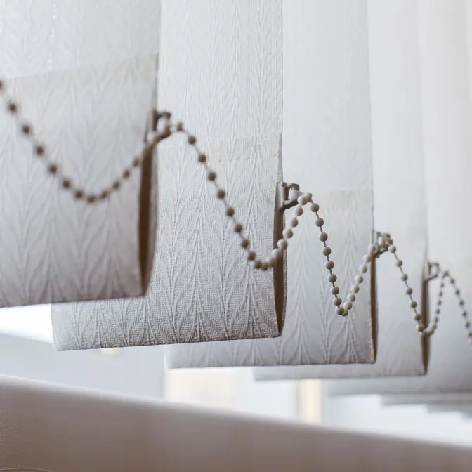 Zbliżenie na dolną część żaluzji pionowych w Gdańsku