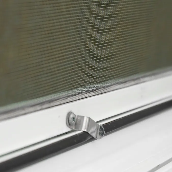 window-with-mosquito-screen-indoors-SCALE-q80 Zbliżenie na sposób mocowania moskitiery do okna w Rumii