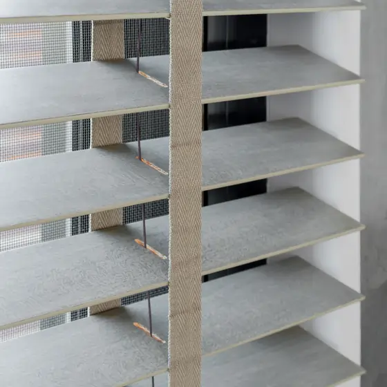 Zbliżenie na mechanizm i lamele szarych żaluzji drewnianych w Gdyni