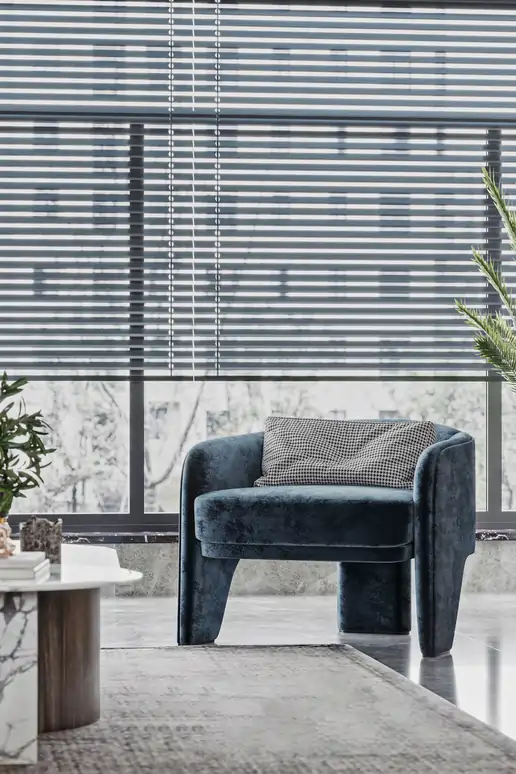 Modernistyczne żaluzje w apartamencie