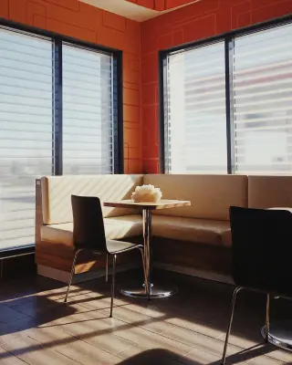 biała roleta dzień-noc w restauracji