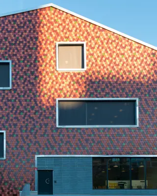 budynek z roletami screen w trakcie zachodu słońca