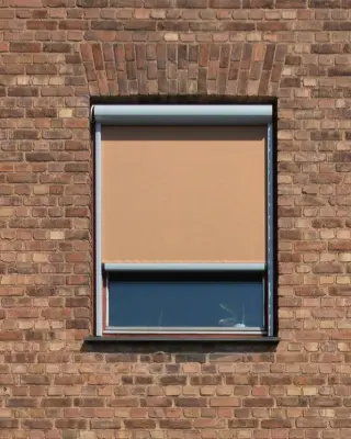 roleta screeen na oknie w fasadzie budynku