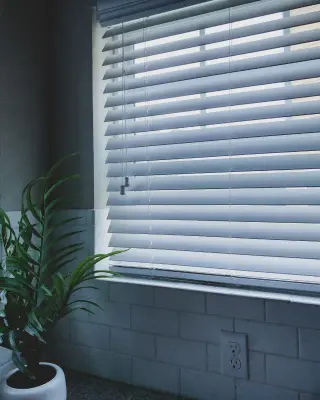 biała żaluzja drewniana w kuchni