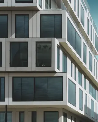 biurowiec z żaluzjami