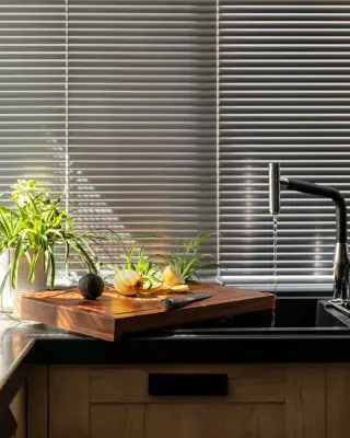 szara żaluzja aluminiowa w kuchni