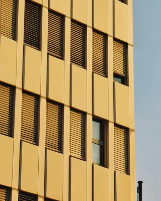 Żaluzje fasadowe podczas zachodu słońca