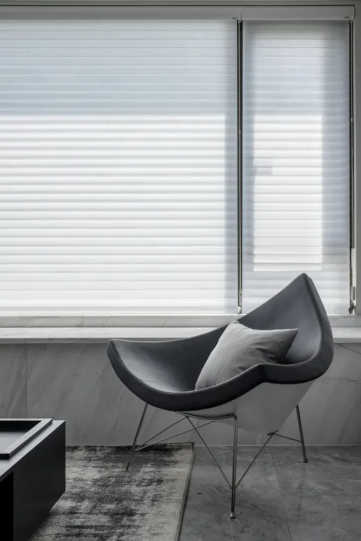 Gabinet wyposażony w białe rolety dzień-noc