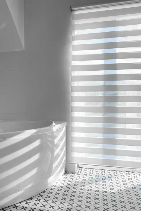 Roleta dzień-noc w łazience