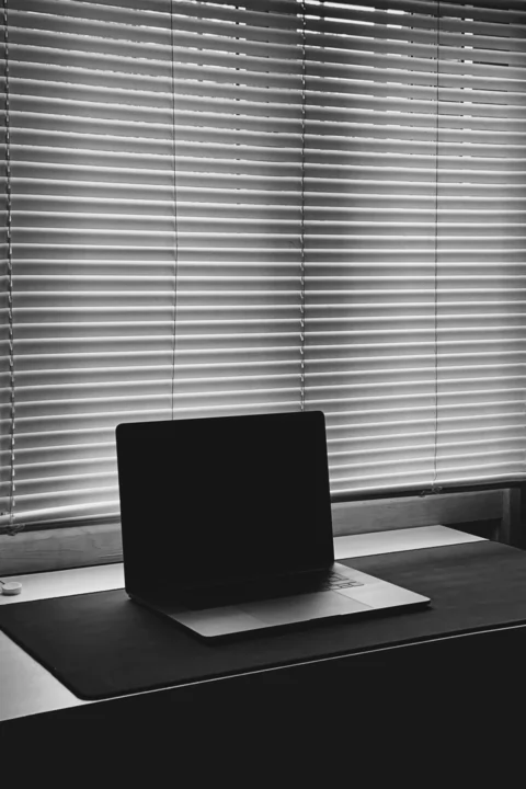 Żaluzje aluminiowe w biurze