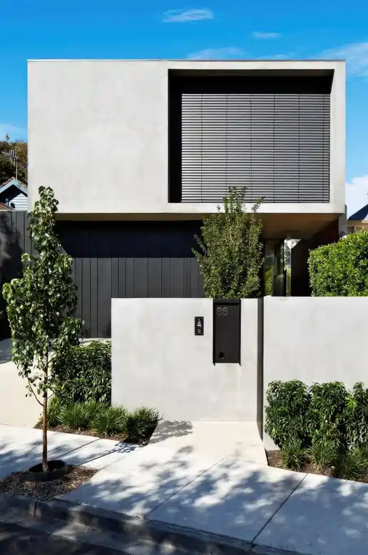 Żaluzje fasadowe w oknie nowoczesnego domu