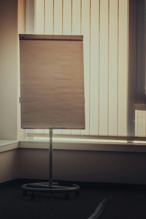 Żaluzje pionowe w sali konferencyjnej