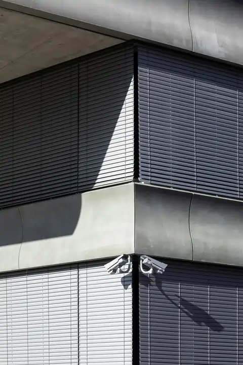 Zamknięte żaluzje zewnętrzne na fasadzie budynku